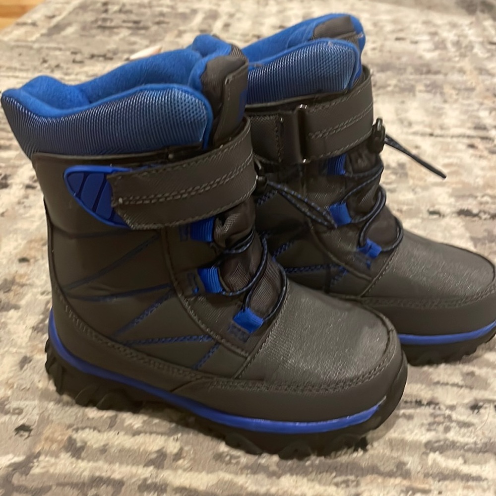 Brand new (no box) DSG snow boots